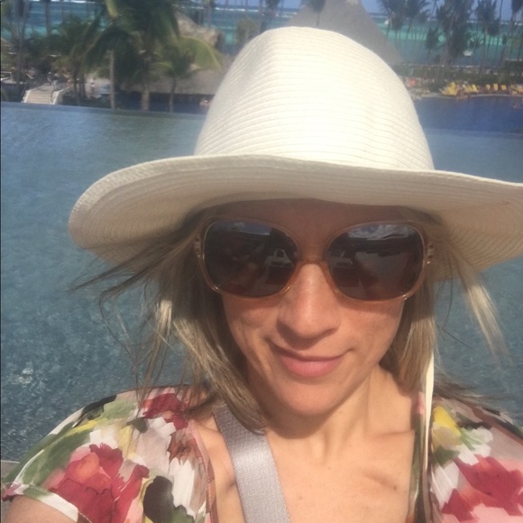 Meet your Posher, Cristina - Picture 1 of 4